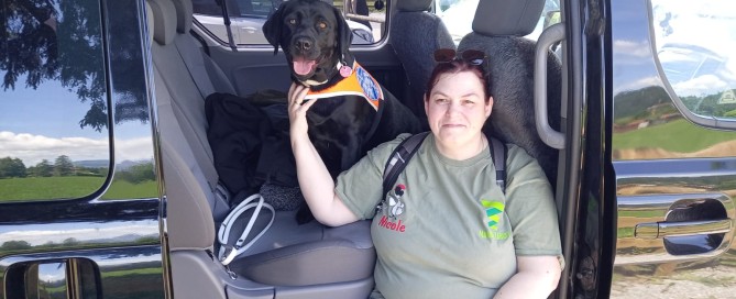 Nicole mit Blindenführhund Jada im Auto sitzend